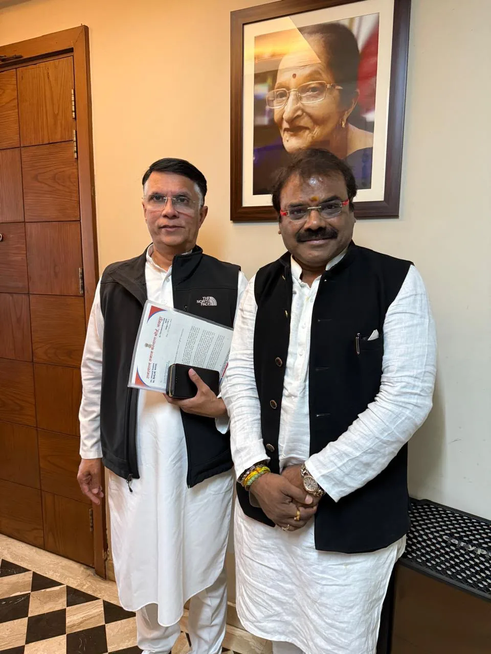 Dr. Shivanand Hulyalkar with Shri Pawan Khera